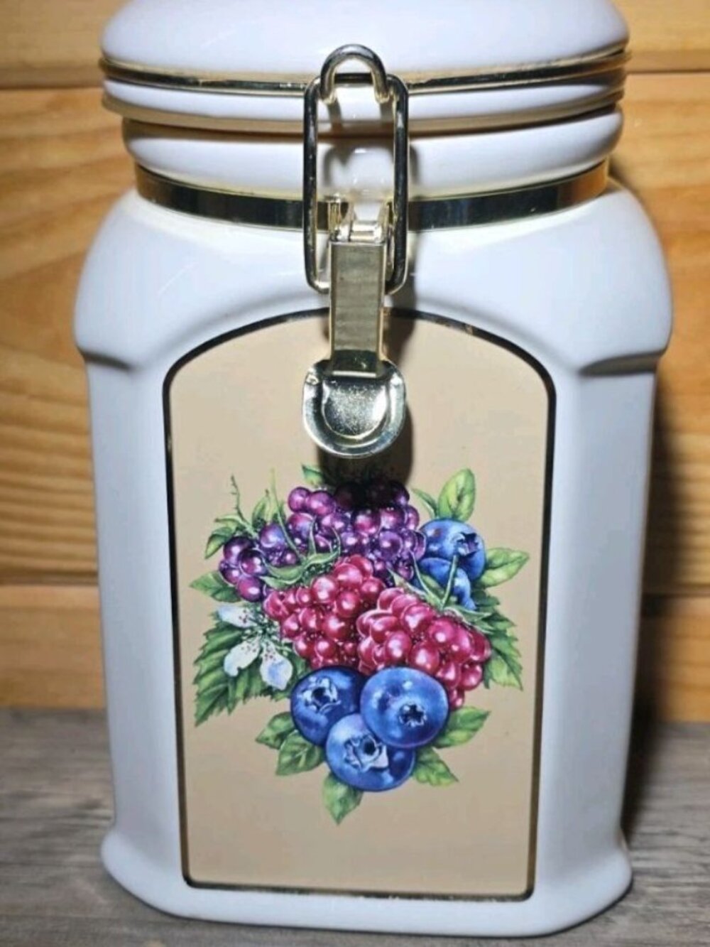Large Knotts Berry Farms Ceramic Cookie Jar, Storage Jar, Tilt Top Hinge Closed